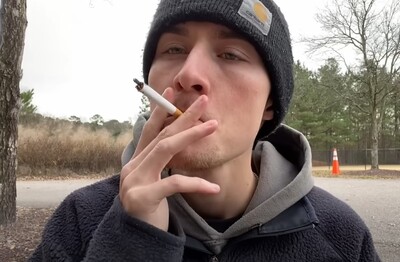 Лечение зависимости от табакокурения в Петухово Мужчина с сигаретой делает затяжку